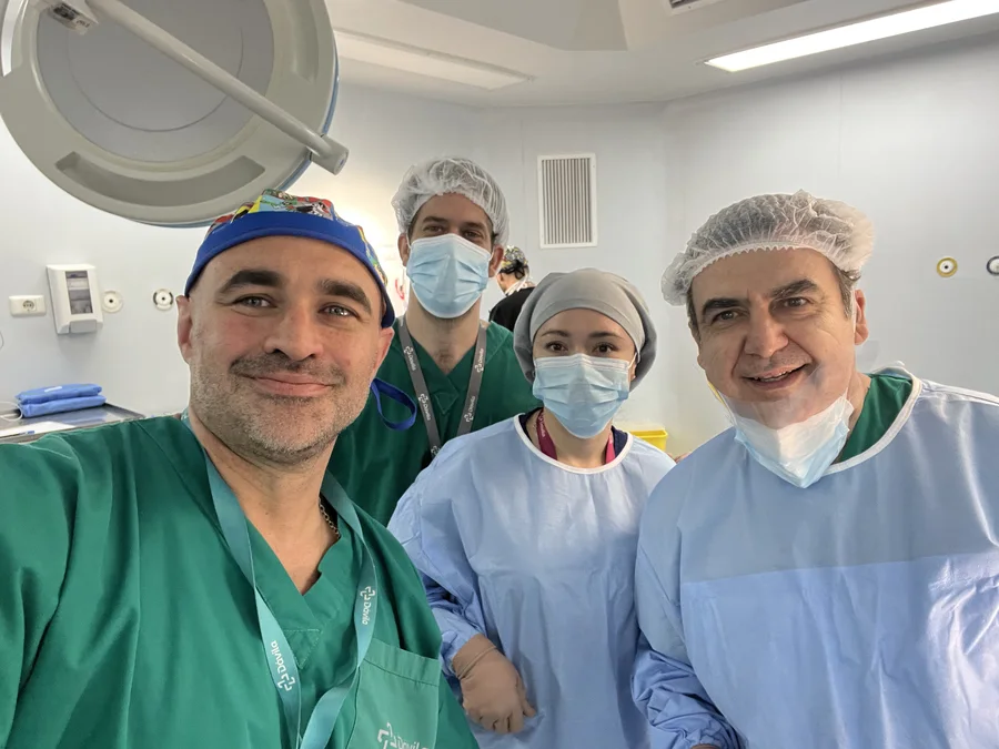 Dr. Navarro con el equipo de pabellón de Clínica Dávila